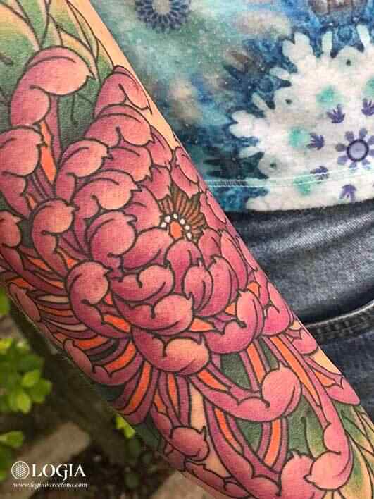 tatuaje-brazo-flores-color2-logia-barcelona-Laia    